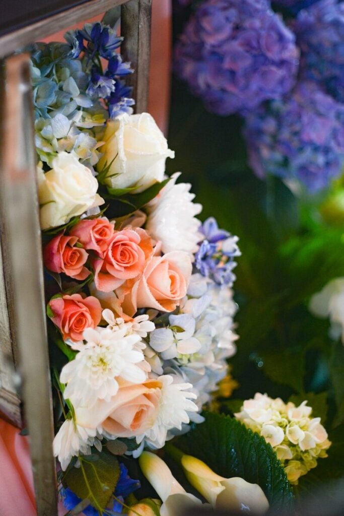 Accueil white and pink rose bouquet